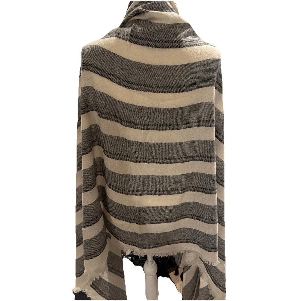 Dillards 70% wool